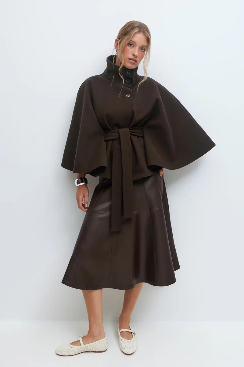 Damen Capejacke mit Stehkragen und Bindegürtel