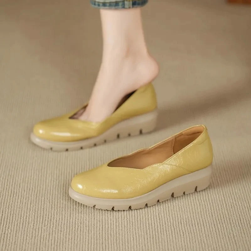 Damen-Ballerinas mit Keilsohle und V-Ausschnitt