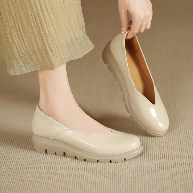 Damen-Ballerinas mit Keilsohle und V-Ausschnitt