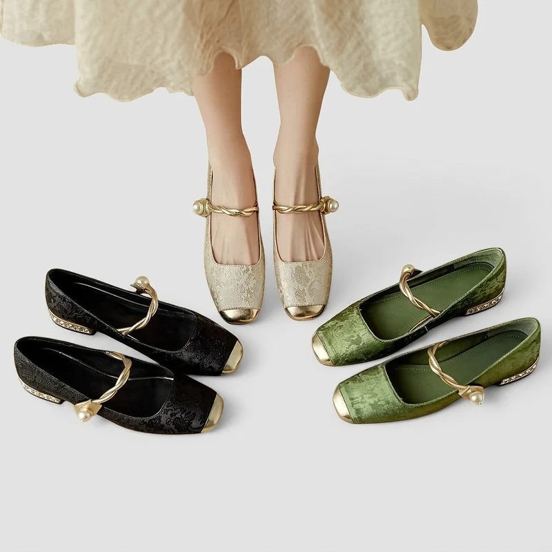 Damen-Mary-Jane-Schuhe mit floralem Muster und verzierten Blockabsätzen