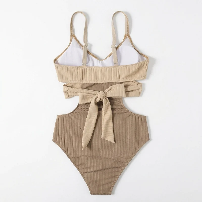 Damen-Badeanzug mit Rippenstruktur, Cut-Out-Details und Wickel-Taille