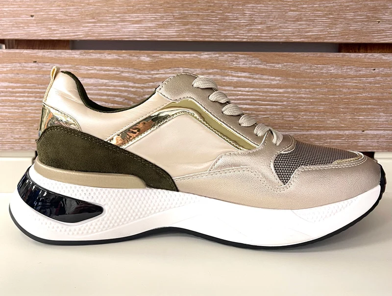 Una Healy Wild Horses Fashion Sneaker für Damen – Goldschimmer