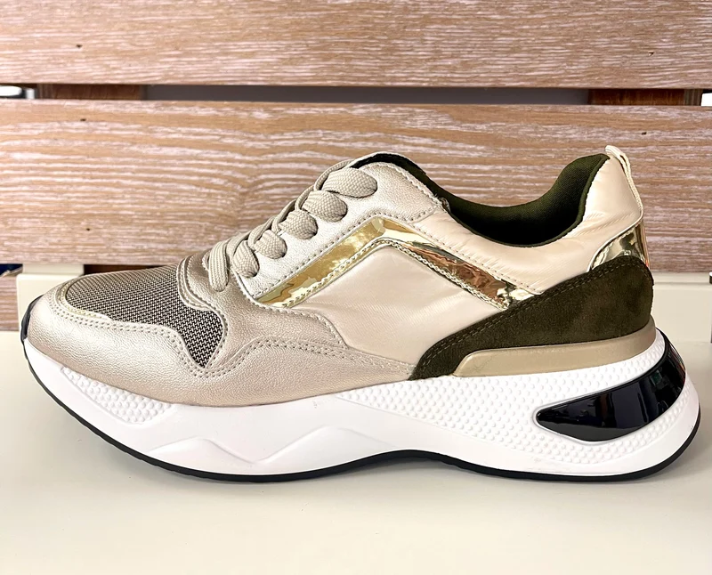 Una Healy Wild Horses Fashion Sneaker für Damen – Goldschimmer