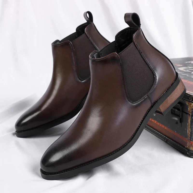 Herren Stiefeletten mit elastischen Seiteneinsätzen und Zuglaschen