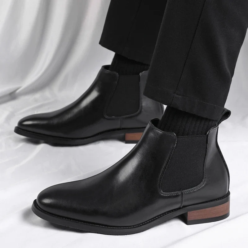 Herren Stiefeletten mit elastischen Seiteneinsätzen und Zuglaschen