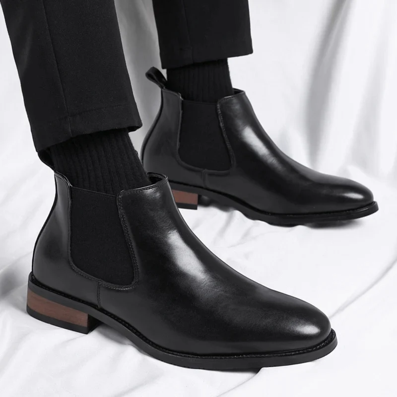 Herren Stiefeletten mit elastischen Seiteneinsätzen und Zuglaschen