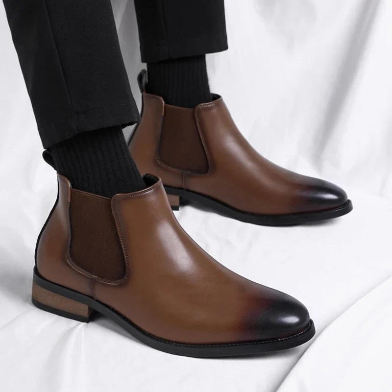 Herren Stiefeletten mit elastischen Seiteneinsätzen und Zuglaschen