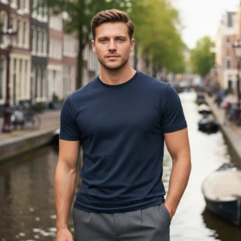 Herren T-Shirt mit kurzen Ärmeln, Rundhalsausschnitt und geradem Saum