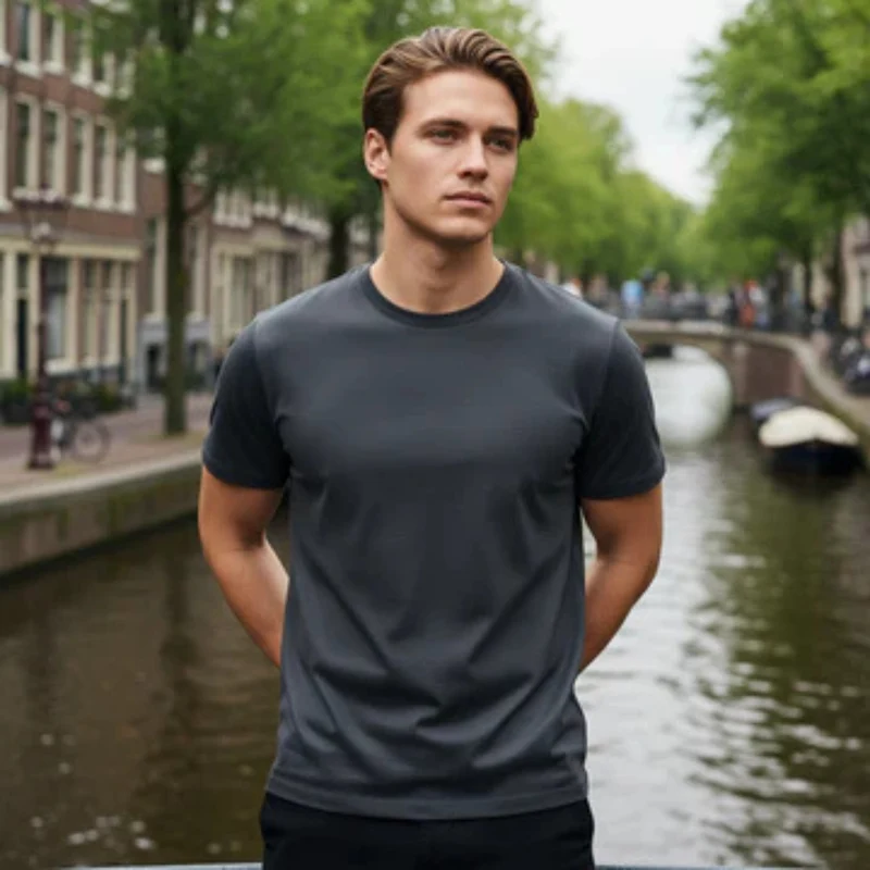 Herren T-Shirt mit kurzen Ärmeln, Rundhalsausschnitt und geradem Saum