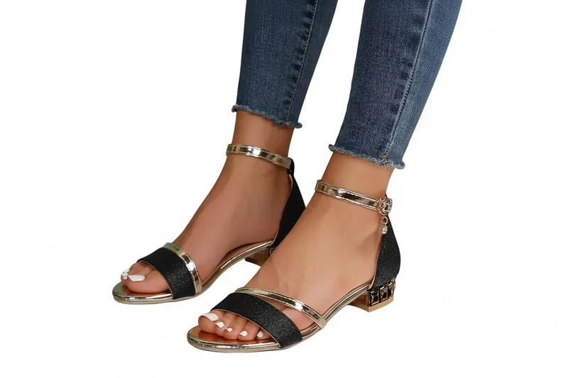 Damen Offene Wedge-Sandalen mit Knöchelriemen und Metallischen Details