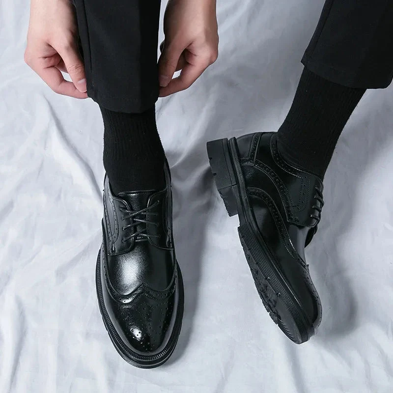 Herren Schnürschuhe mit Wingtip-Details und Perforierter Oberfläche