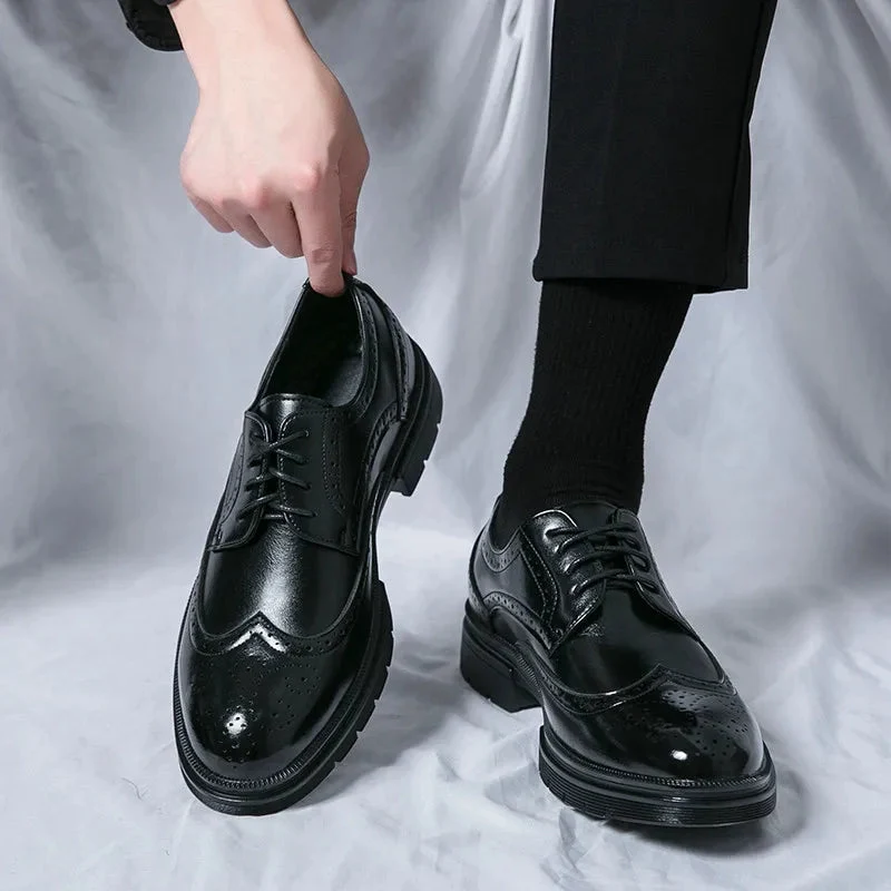 Herren Schnürschuhe mit Wingtip-Details und Perforierter Oberfläche