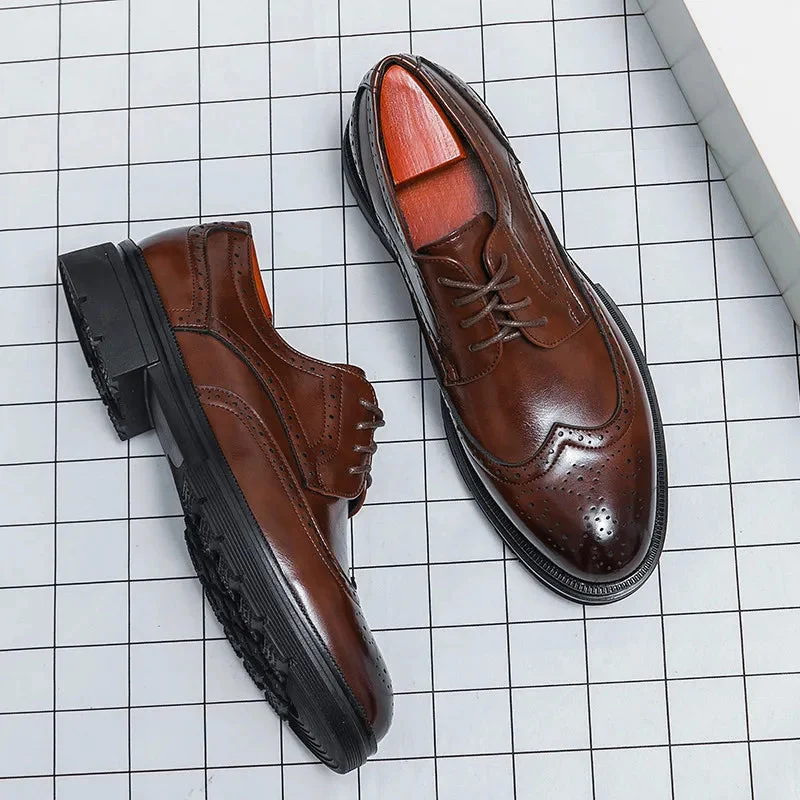 Herren Schnürschuhe mit Wingtip-Details und Perforierter Oberfläche