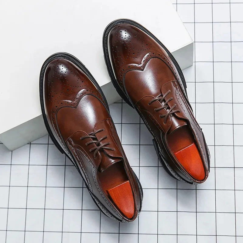 Herren Schnürschuhe mit Wingtip-Details und Perforierter Oberfläche