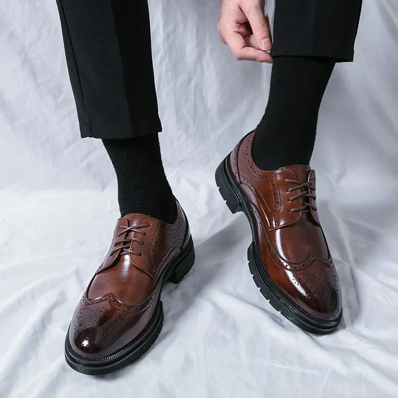 Herren Schnürschuhe mit Wingtip-Details und Perforierter Oberfläche