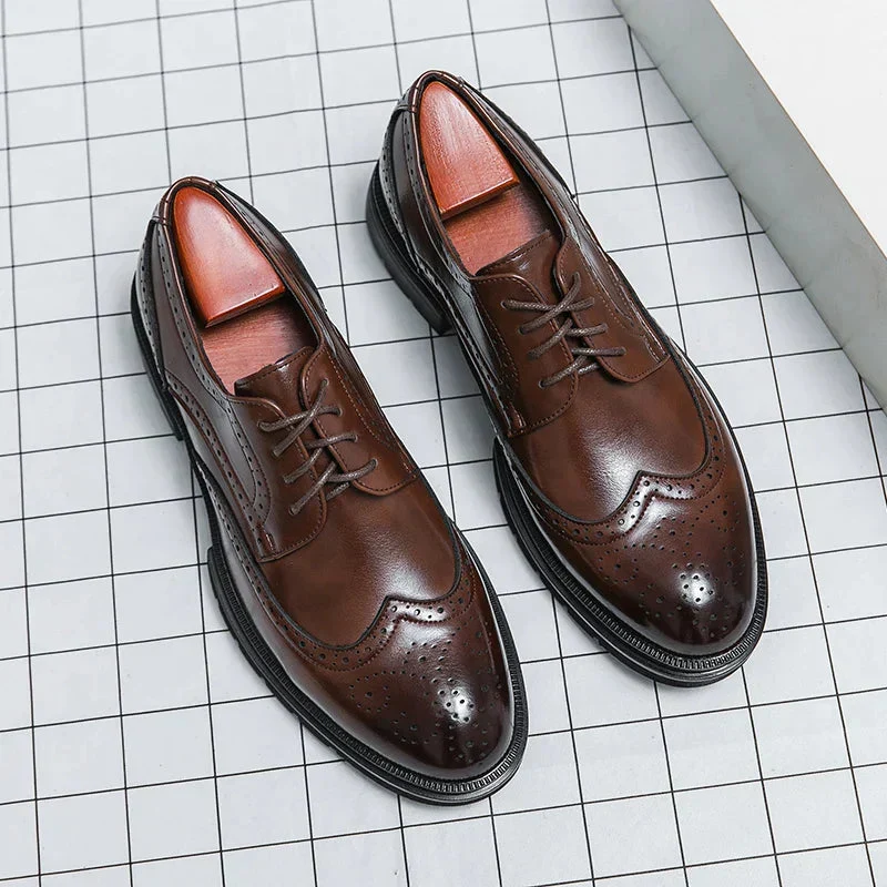 Herren Schnürschuhe mit Wingtip-Details und Perforierter Oberfläche