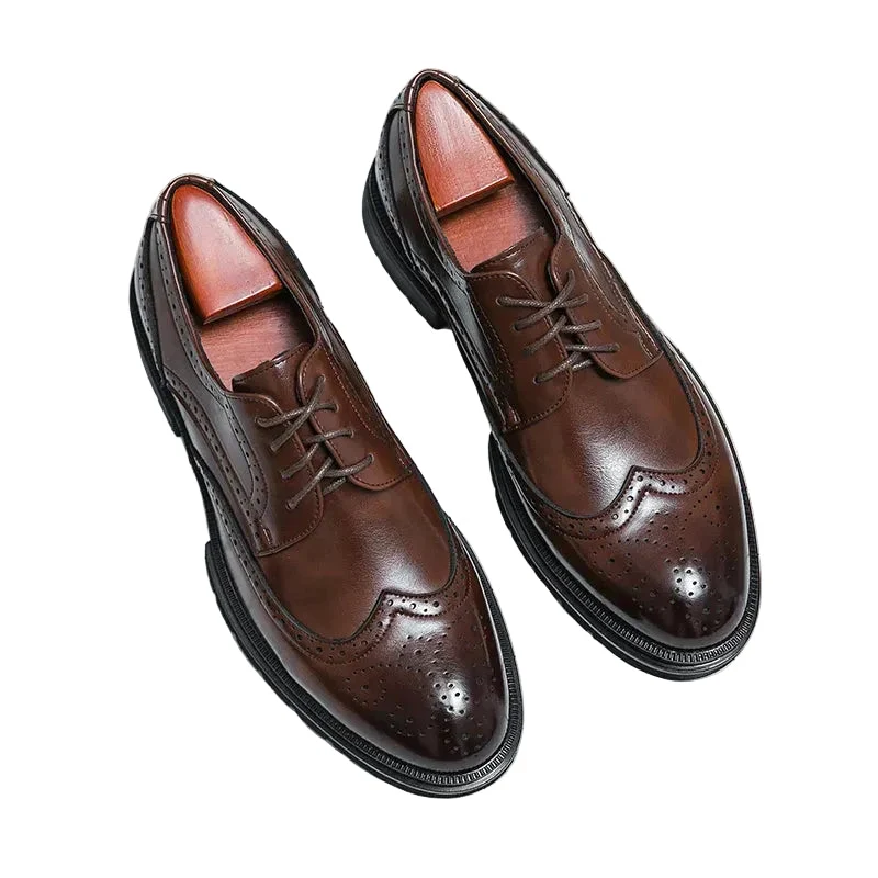 Herren Schnürschuhe mit Wingtip-Details und Perforierter Oberfläche