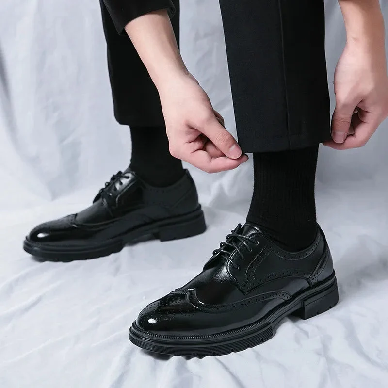 Herren Schnürschuhe mit Wingtip-Details und Perforierter Oberfläche