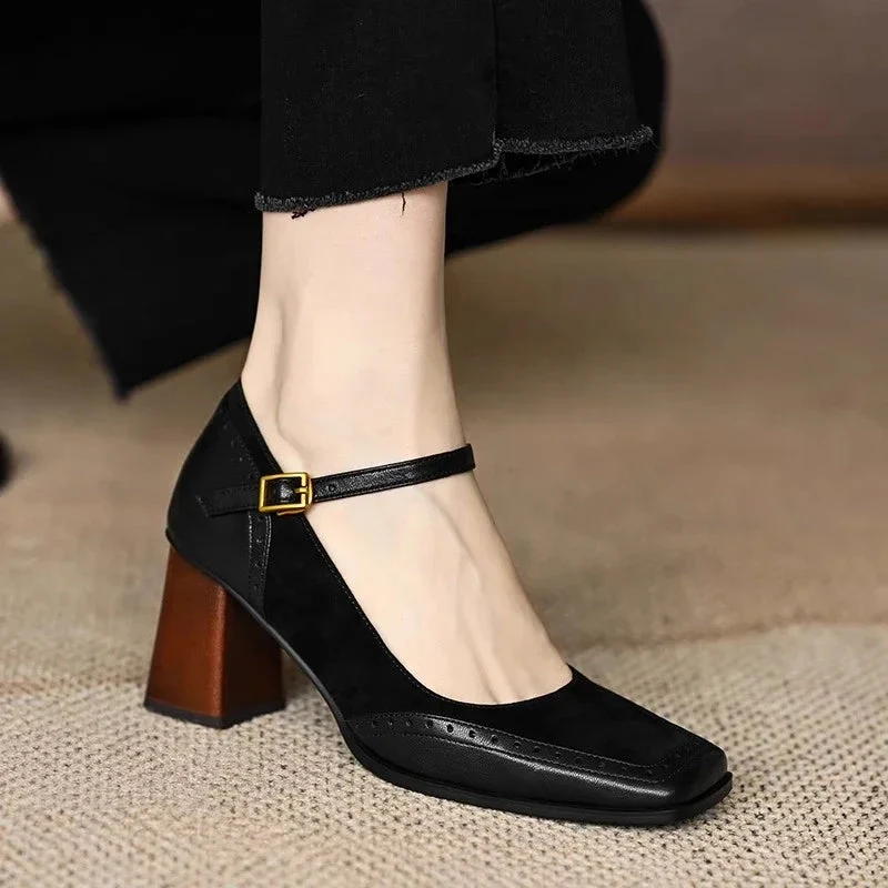 Damen Pumps mit eckiger Spitze und Riemenverschluss