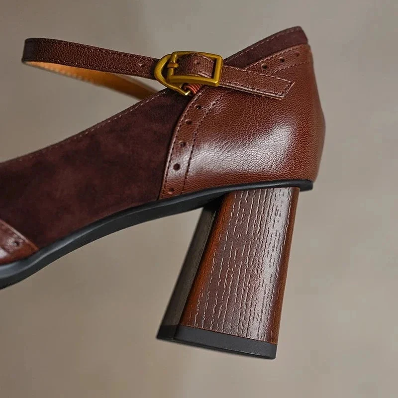 Damen Pumps mit eckiger Spitze und Riemenverschluss