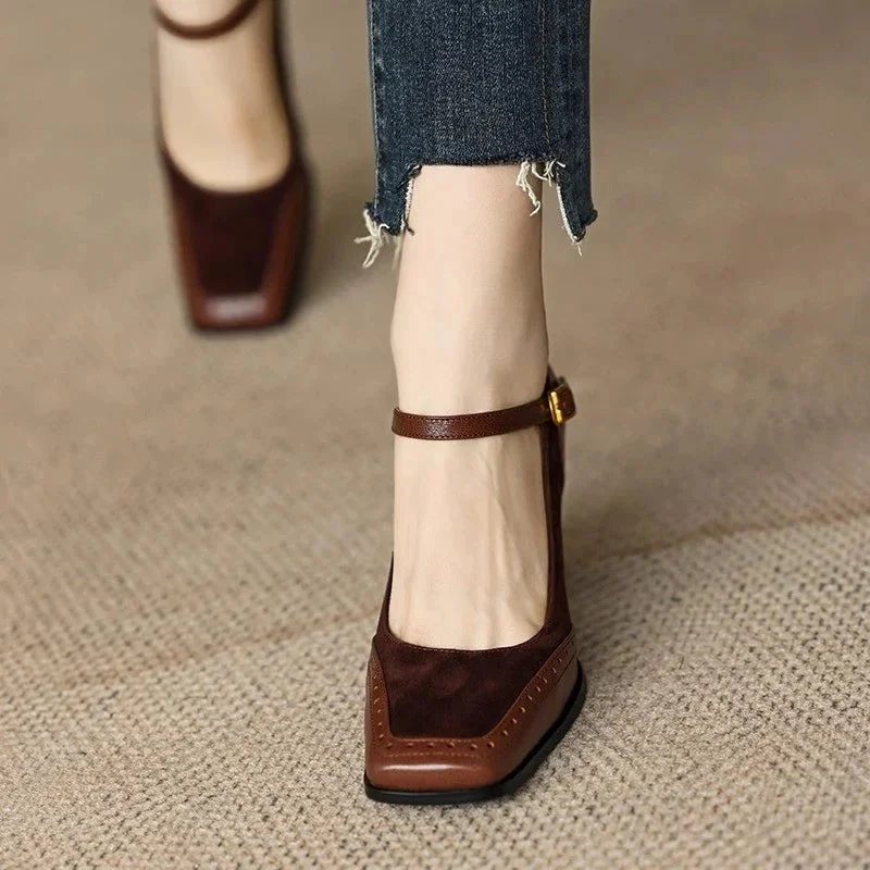 Damen Pumps mit eckiger Spitze und Riemenverschluss
