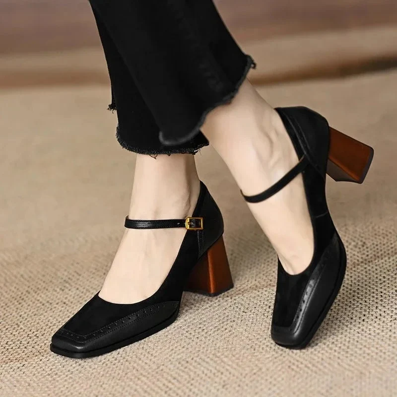 Damen Pumps mit eckiger Spitze und Riemenverschluss