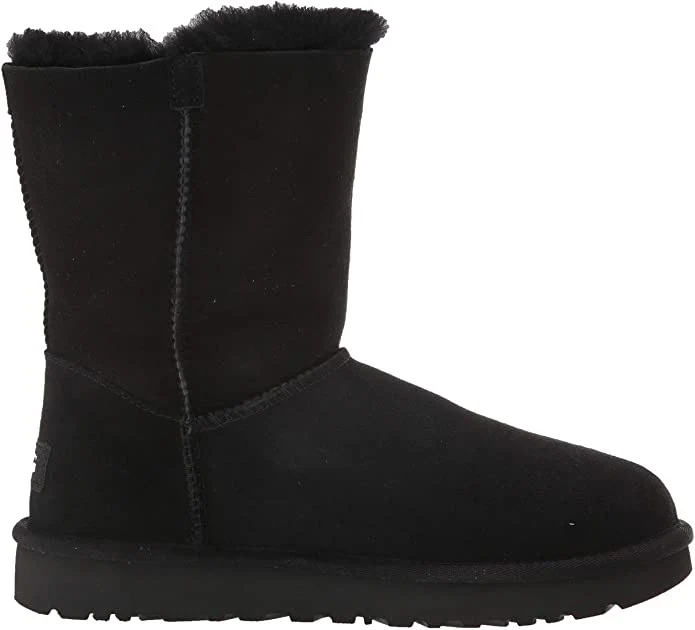 UGG - Klassischer kurzer Charm-Stiefel – Schwarz