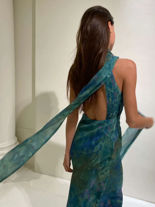 Damen Maxikleid mit Halterneck, Rückenausschnitt und Druckmuster