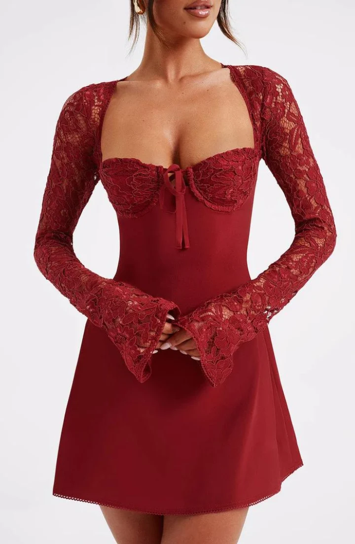 Damen Minikleid mit langen Spitzenärmeln und strukturiertem Brustbereich