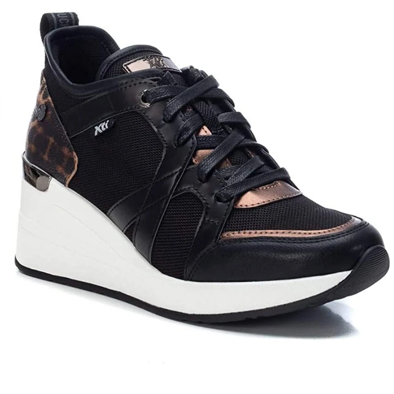 XTI - 44567 – Damen-Modesneaker mit Keilabsatz – Schwarz / Leopard