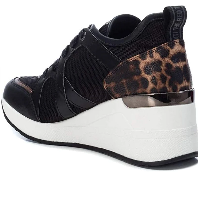 XTI - 44567 – Damen-Modesneaker mit Keilabsatz – Schwarz / Leopard