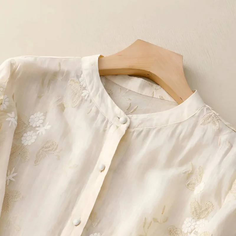 Damen Bluse mit Knopfleiste, Rundhalsausschnitt und floraler Struktur