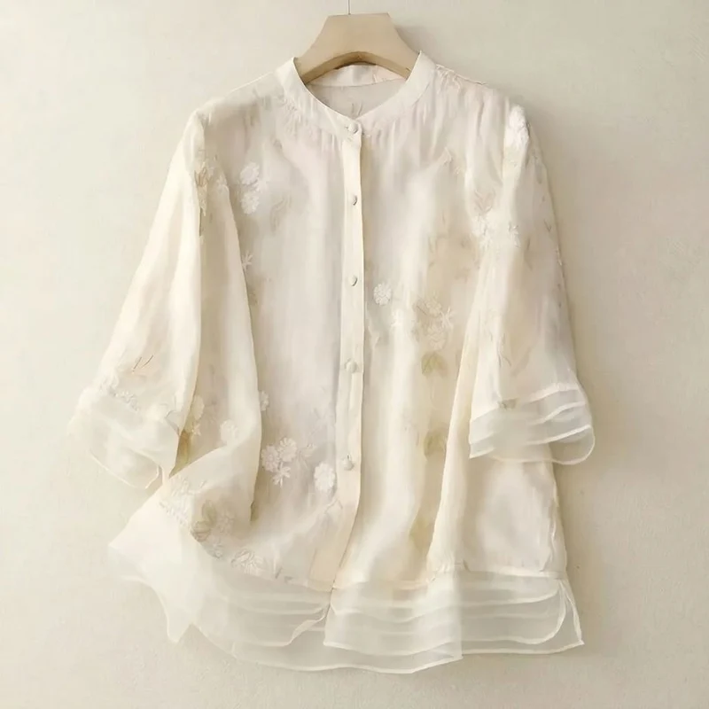 Damen Bluse mit Knopfleiste, Rundhalsausschnitt und floraler Struktur