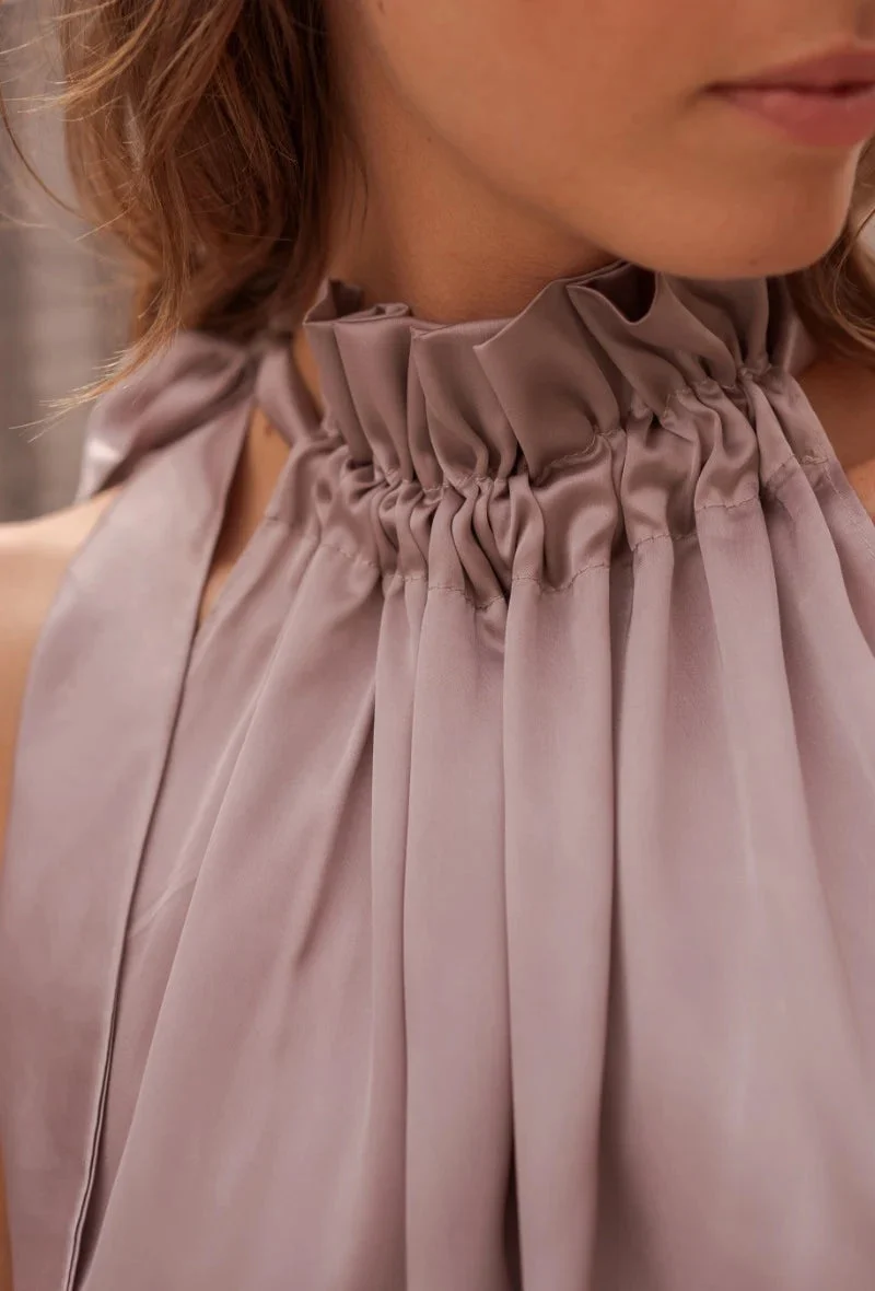Sommer Top Damen | Neckholder mit Rüschenkragen & Schleifendetail
