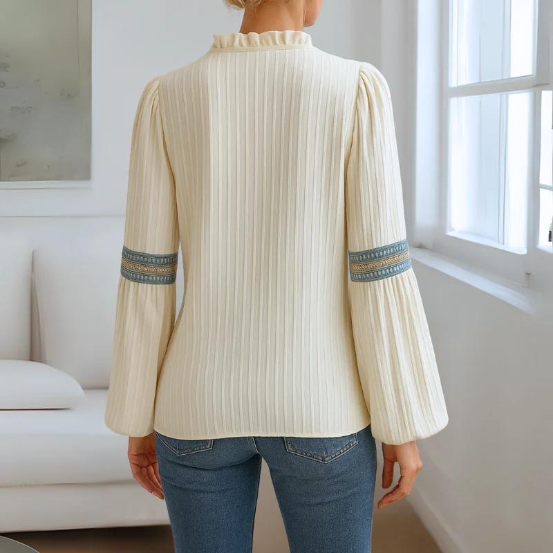 Elena | Auffällige Spitzenbluse mit V-Ausschnitt