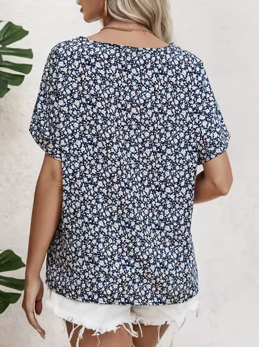 Amira | Luftige Bluse mit Blumenmuster & Holzknopf-Details