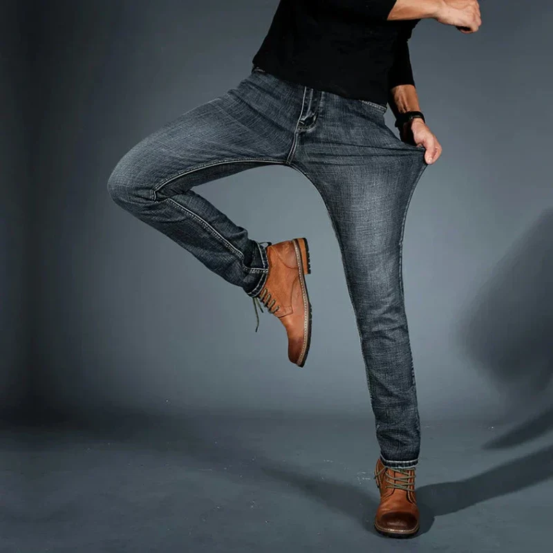 Hochwertige, in vier Richtungen dehnbare Slim-Fit-Jeans für Herren