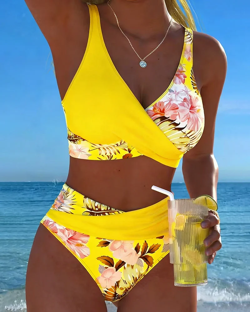 Clara | Bikini mit kontrastierendem Blumenmuster und Schlitz
