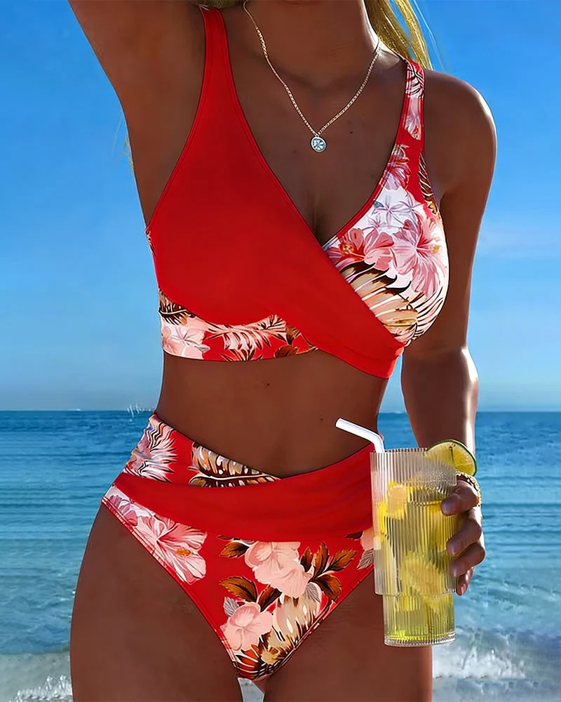 Clara | Bikini mit kontrastierendem Blumenmuster und Schlitz