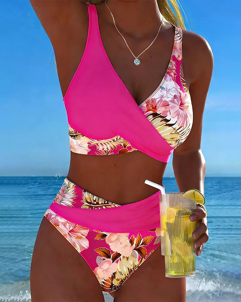 Clara | Bikini mit kontrastierendem Blumenmuster und Schlitz