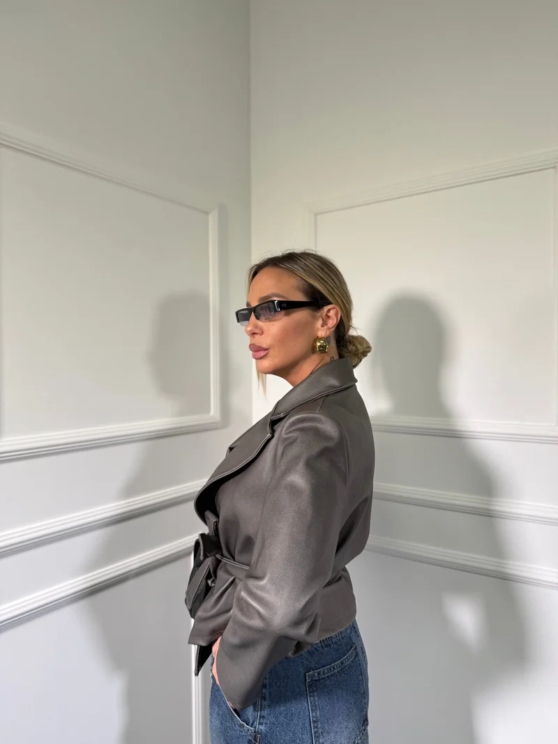 JAMILIA / TAILLIERTER MANTEL AUS KUNSTLEDER MIT SCHULTERPOLSTERN