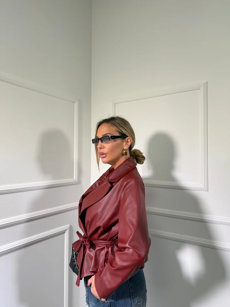 JAMILIA / TAILLIERTER MANTEL AUS KUNSTLEDER MIT SCHULTERPOLSTERN