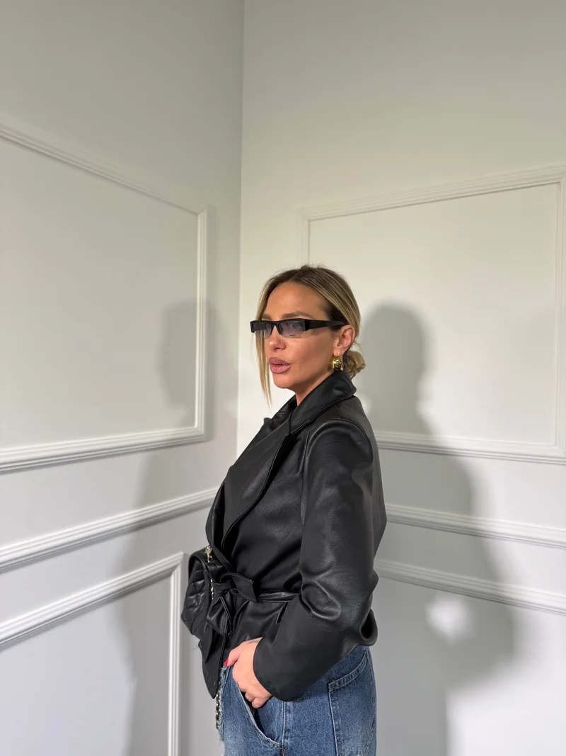 JAMILIA / TAILLIERTER MANTEL AUS KUNSTLEDER MIT SCHULTERPOLSTERN