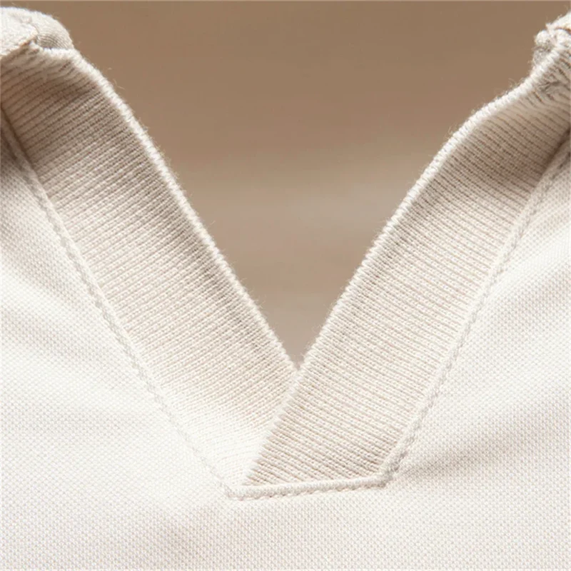 FRANK™ | ATMUNGSAKTIVES POLOSHIRT MIT V-AUSSCHNITT
