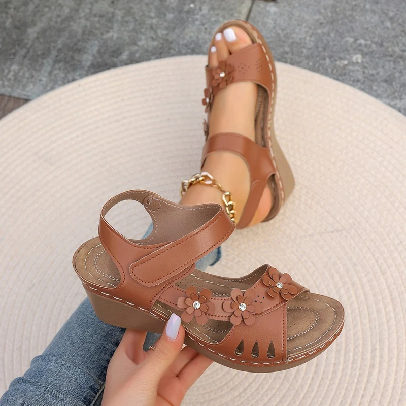 Tinaya – Sandalen Mit Keilabsatz Und Blumenmuster