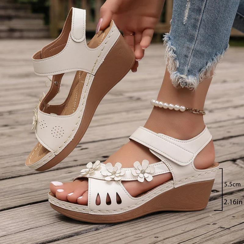 Tinaya – Sandalen Mit Keilabsatz Und Blumenmuster