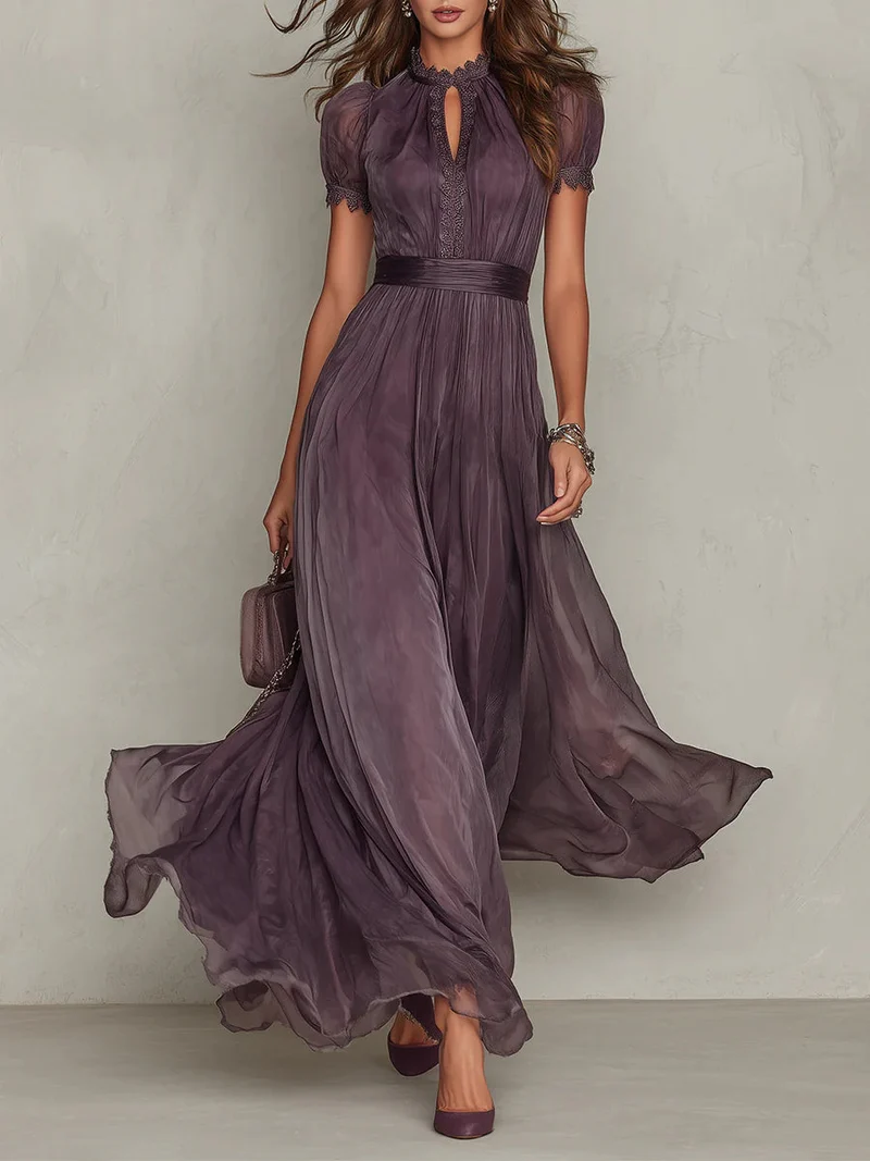 Cynthy – Fließendes Maxikleid in Pflaumenblau Mit Spitze