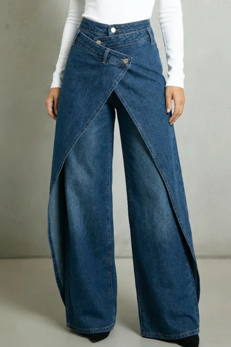 Vintage-inspirierte High-Waisted Denim-Jeans mit Rüschenbund und Bindegürtel