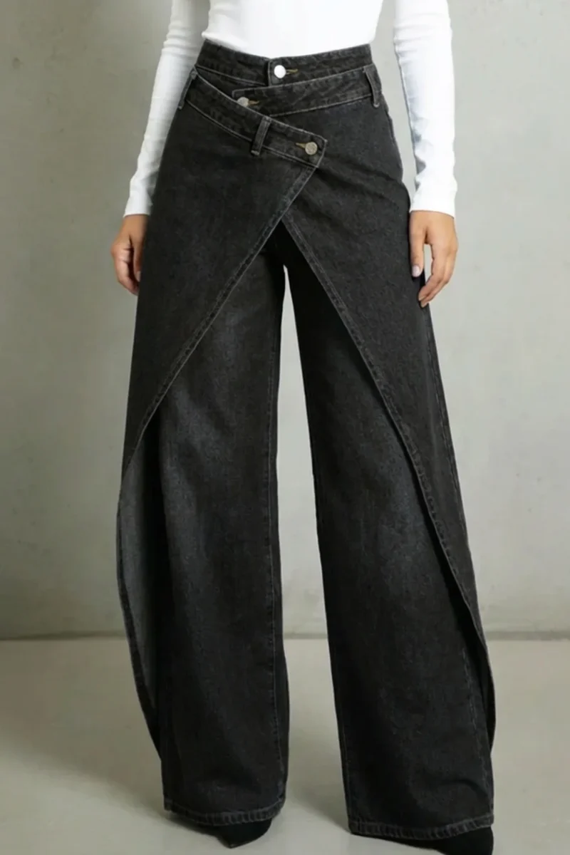 Vintage-inspirierte High-Waisted Denim-Jeans mit Rüschenbund und Bindegürtel