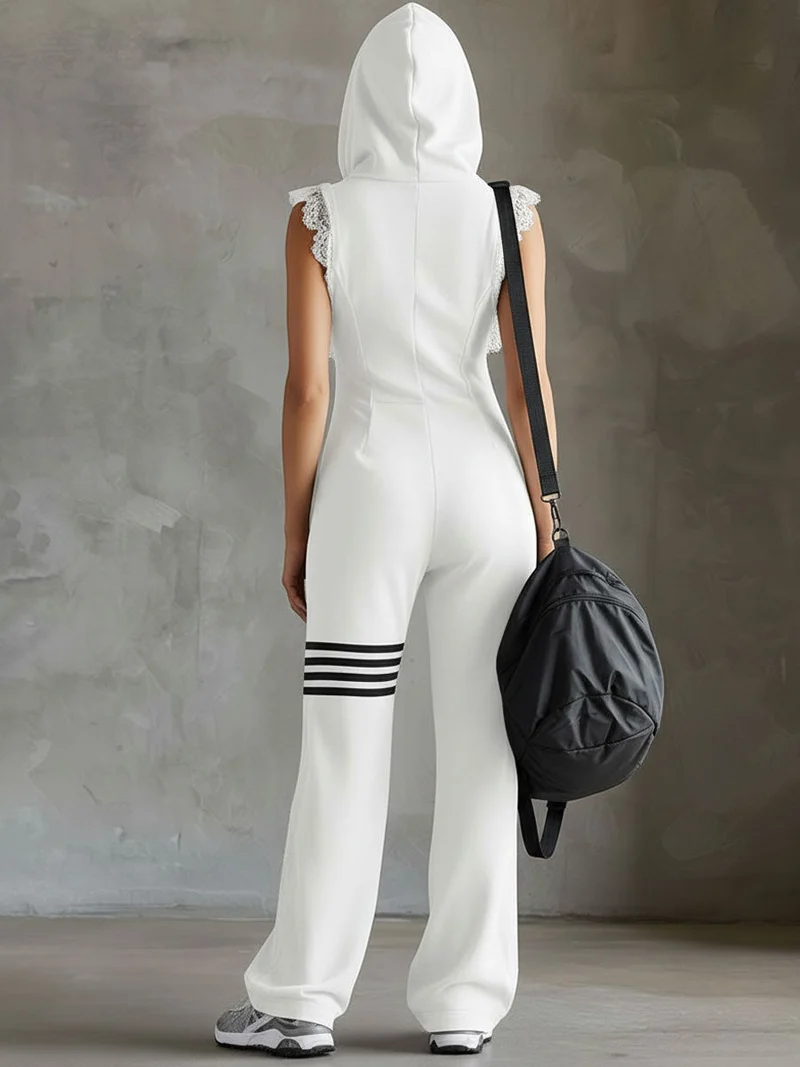 Retro-inspirierter schwarzer ärmelloser Kapuzen-Jumpsuit mit sportlichen Spitzenstreifen